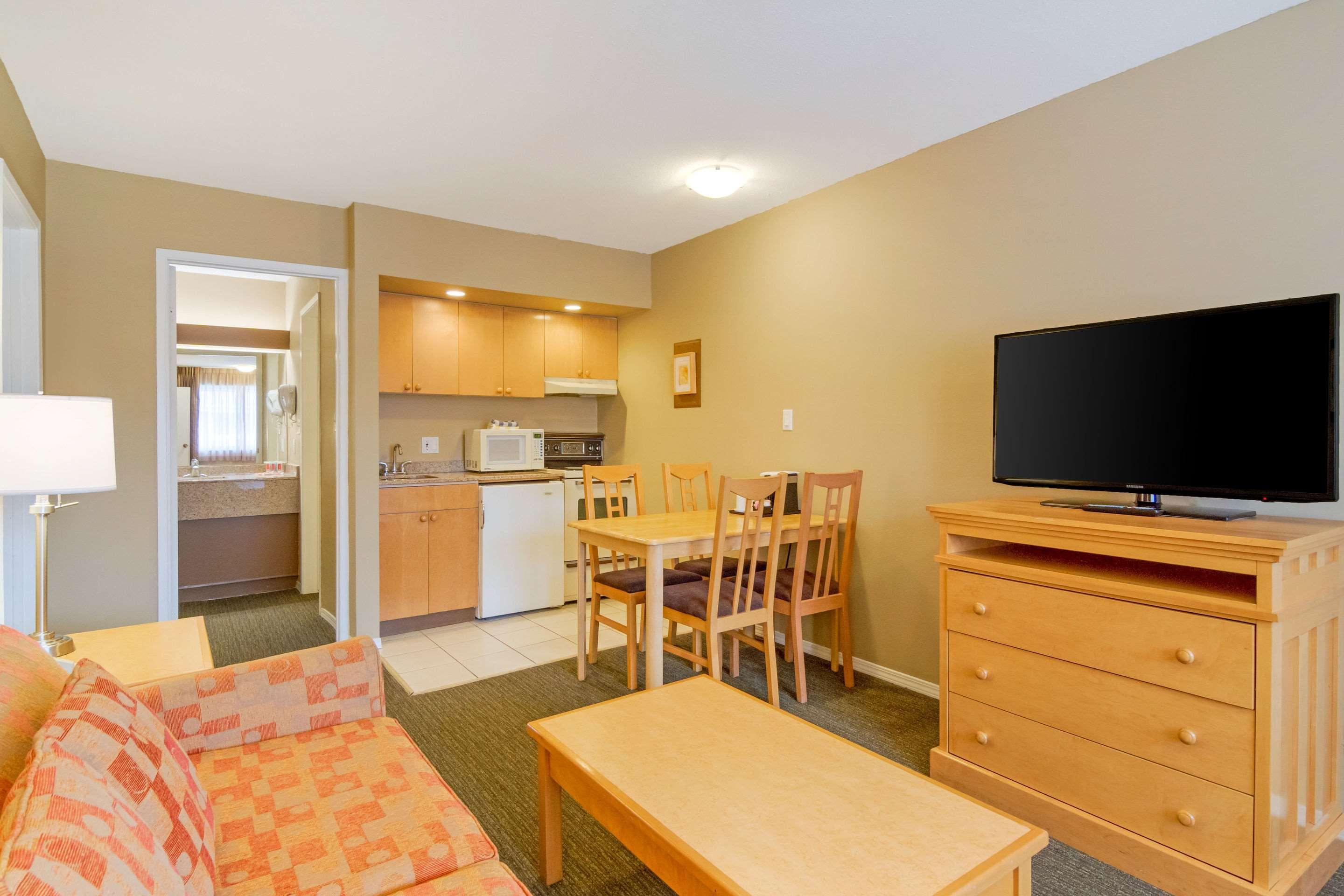 Econo Lodge Inn & Suites North Vancouver Exterior photo