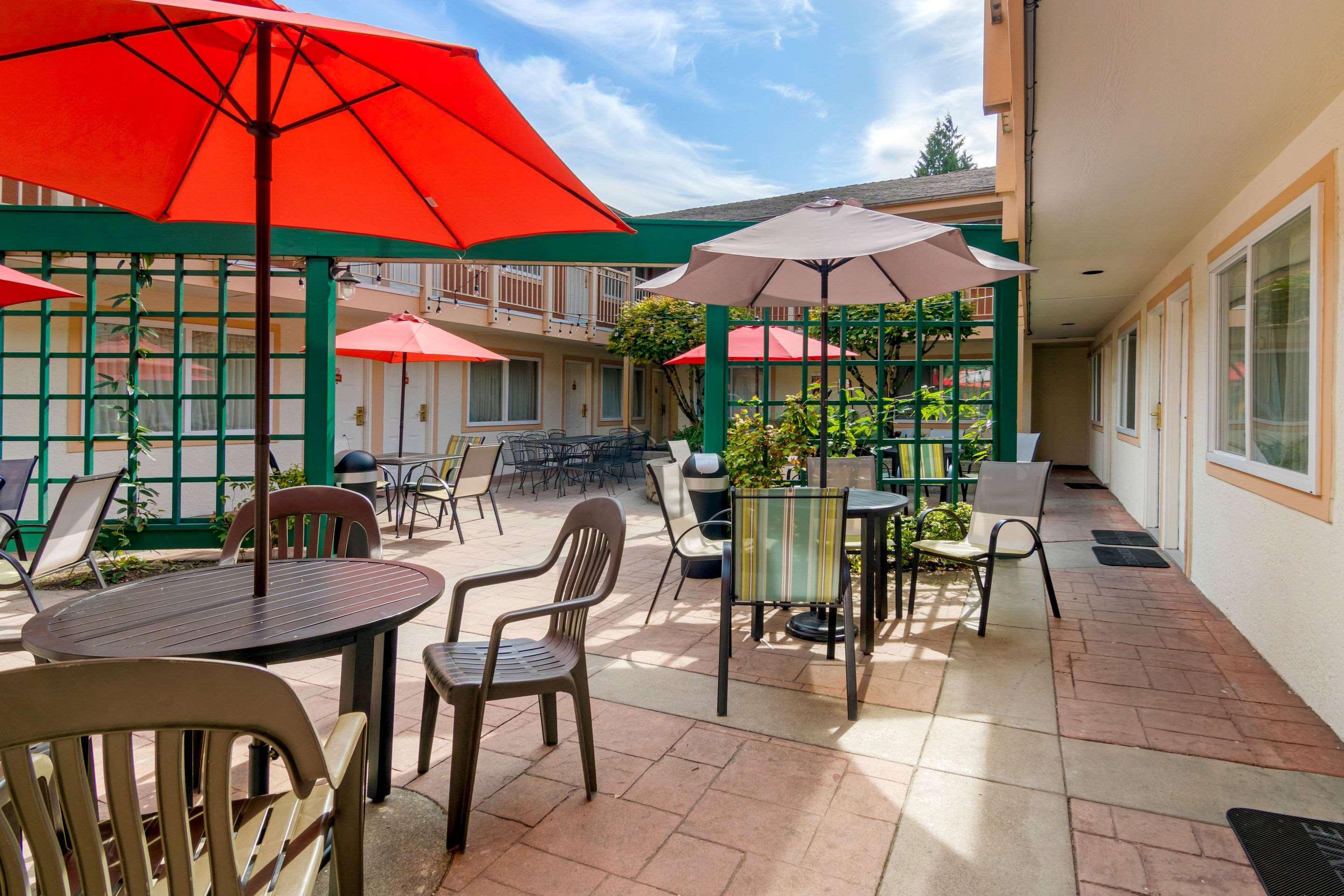 Econo Lodge Inn & Suites North Vancouver Exterior photo