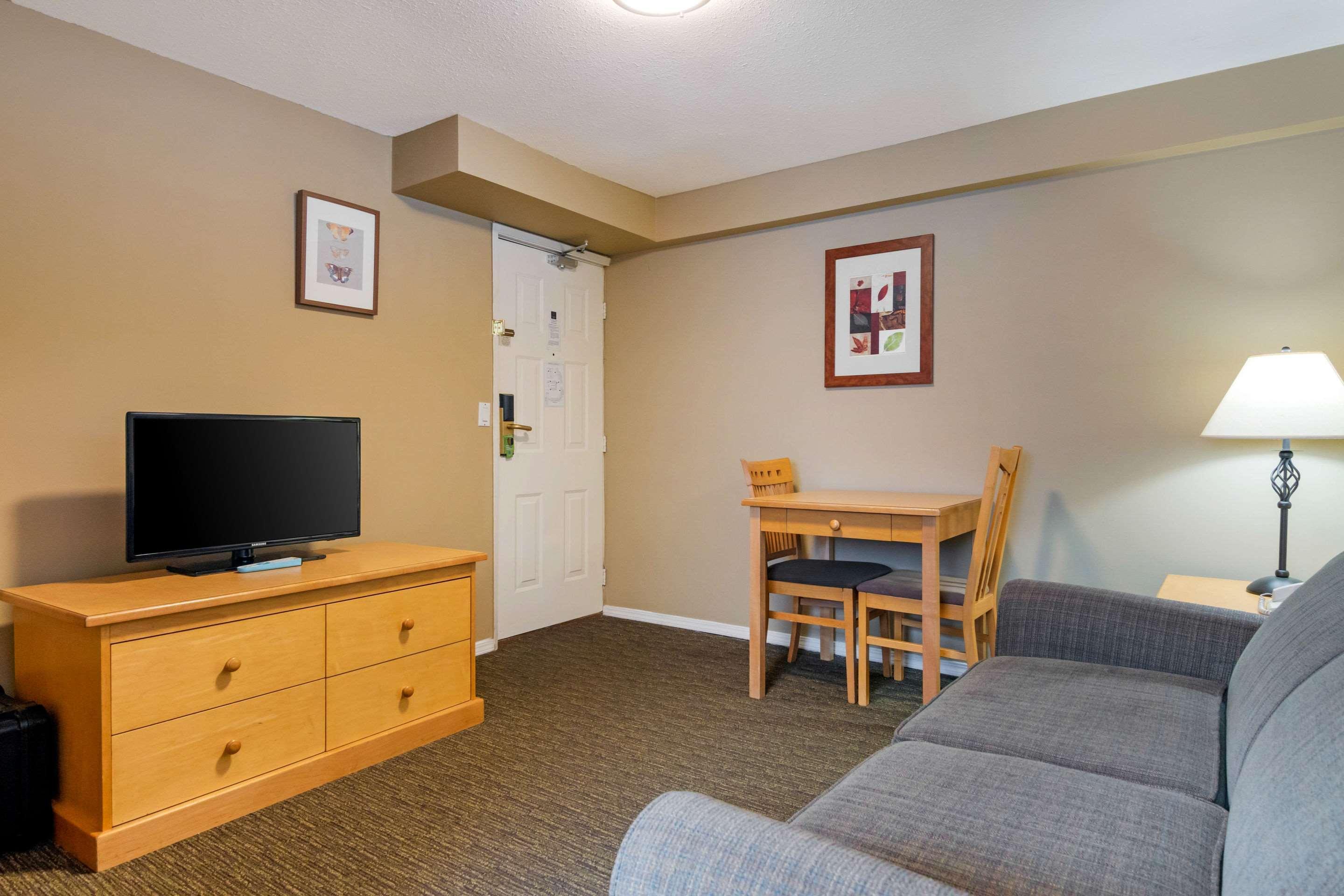 Econo Lodge Inn & Suites North Vancouver Exterior photo