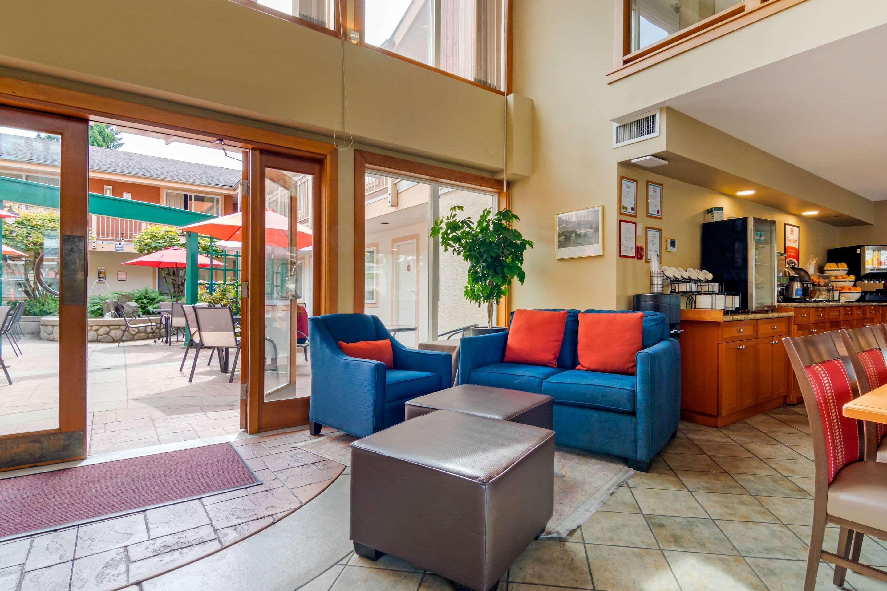 Econo Lodge Inn & Suites North Vancouver Exterior photo