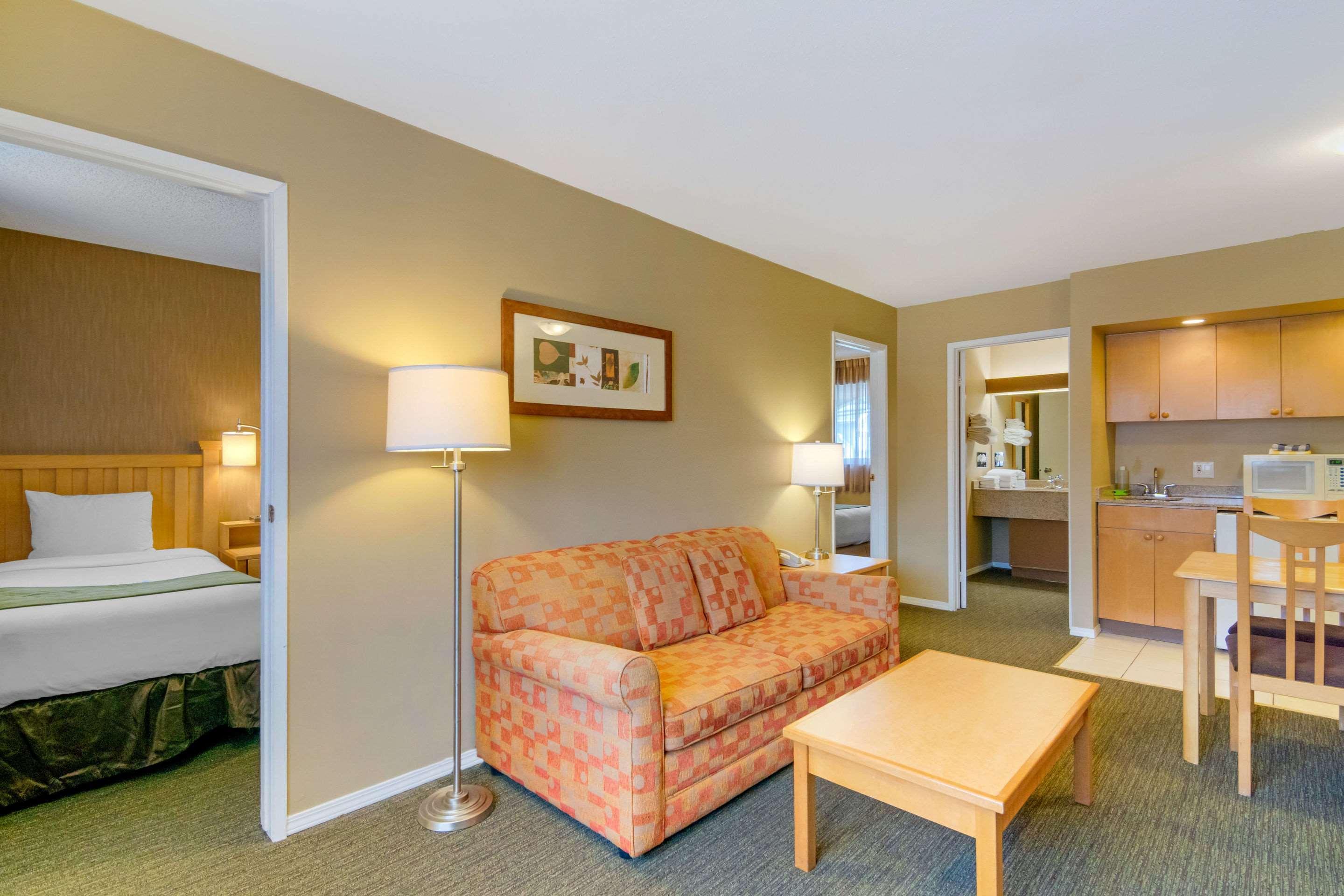 Econo Lodge Inn & Suites North Vancouver Exterior photo