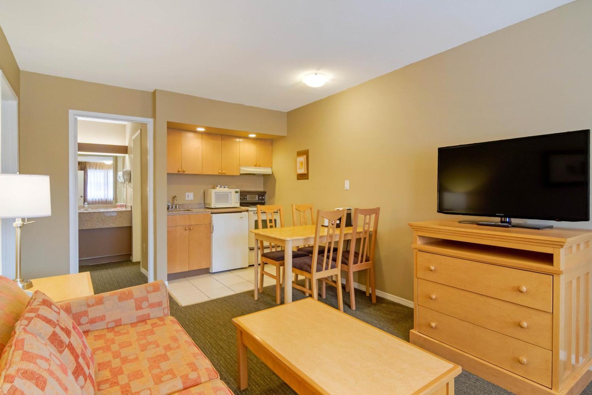 Econo Lodge Inn & Suites North Vancouver Exterior photo