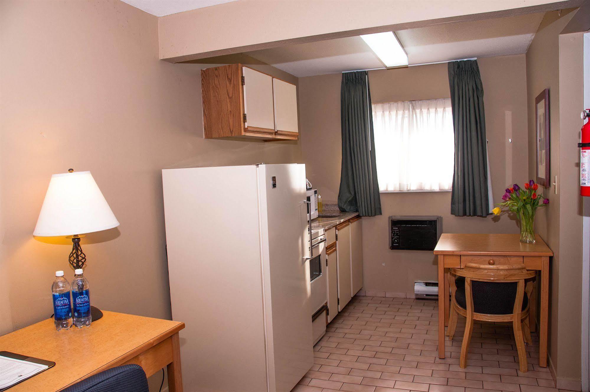 Econo Lodge Inn & Suites North Vancouver Exterior photo